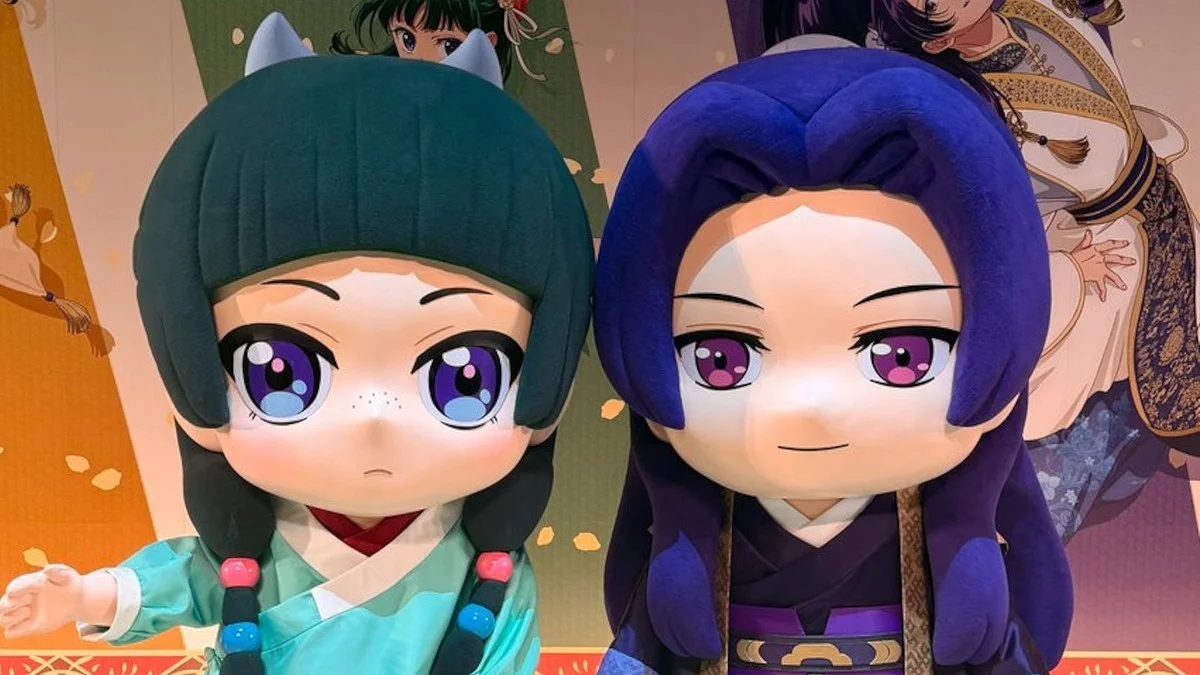 Ảnh pin nữ với hai búp bê chibi mặc kimono Nhật Bản, đôi mắt lớn và màu sắc nổi bật