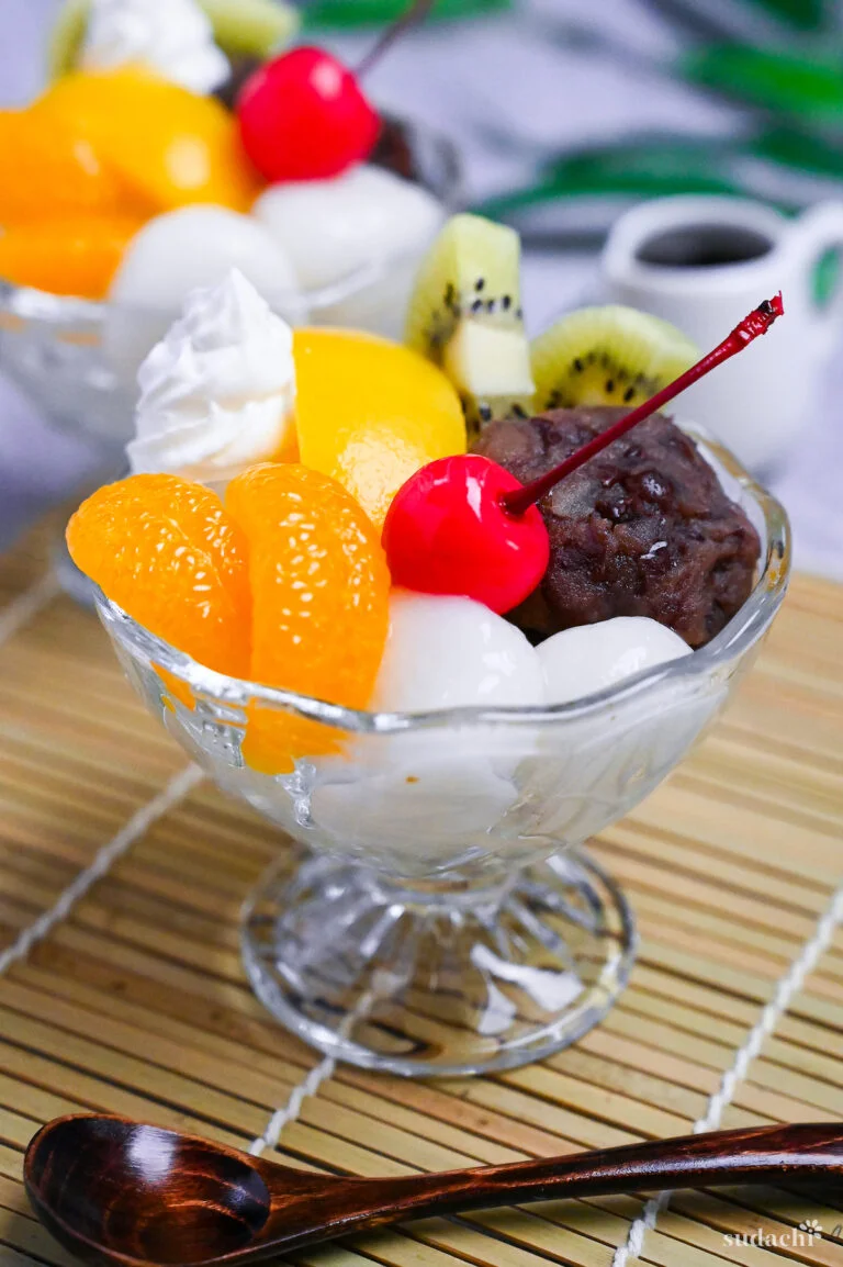 Ly kem trái cây nhiệt đới với anh đào trên nền tre