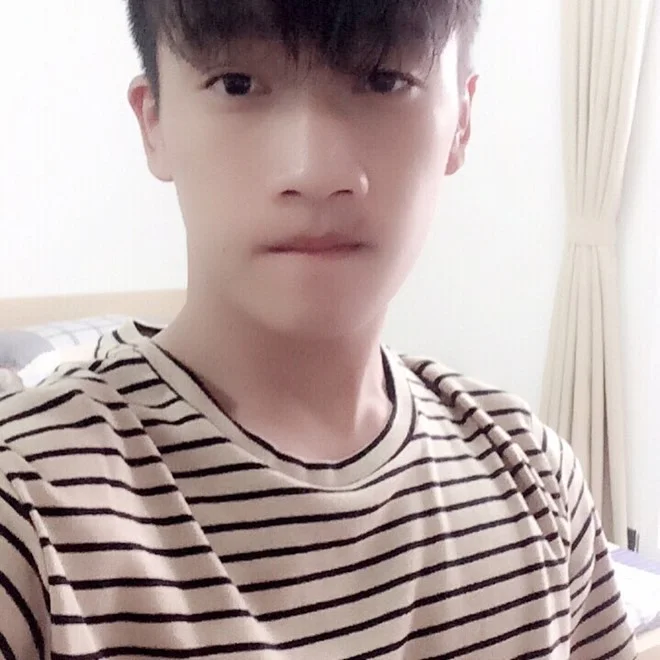 Ảnh tự sướng nam với phong cách giản dị trong phòng ngủ