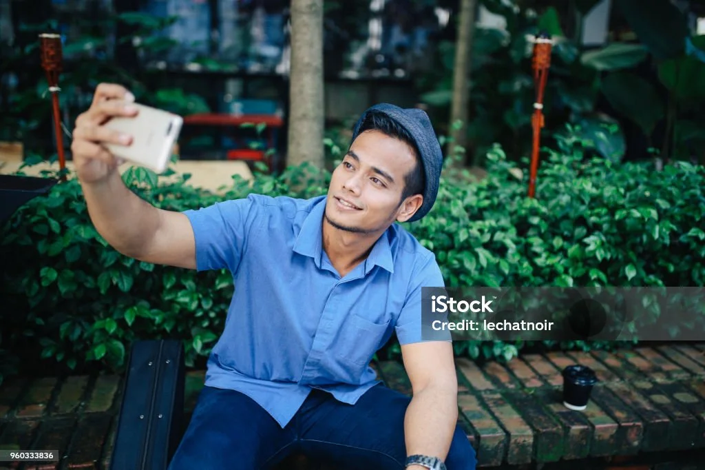 Chàng Trai Trẻ Đẹp Trai Chụp Ảnh Tự Sướng Trên Đường Phố Kuala Lumpur Malaysia Hình ảnh Sẵn có - Tải xuống Hình ảnh Ngay bây giờ - iStock