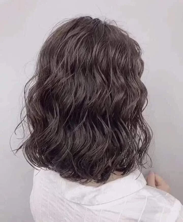 Uốn hippie ngắn | Xoăn hippie ngắn, Tóc uốn ngắn, Tóc uốn sóng