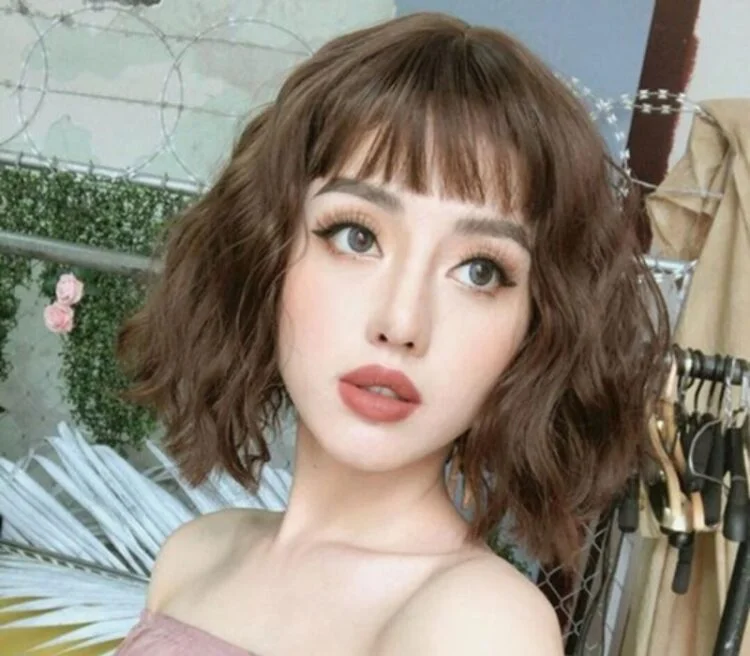 Kiểu tóc xoăn hippie ngắn mái bằng cá tính