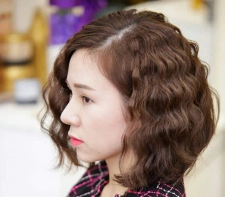 Tóc uốn xoăn hippie ngắn gợn sóng đều