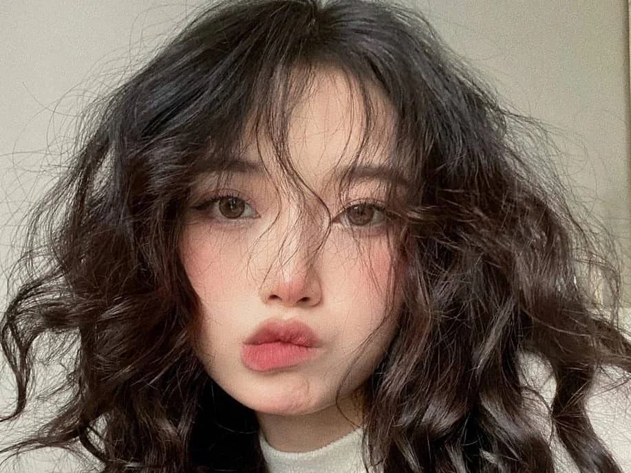 Đón đầu xu hướng cùng 7 kiểu tóc uốn sóng hippie Hàn Quốc thời thượng nhất hiện nay - Omnia Hair Boutique - Salon tóc organic tại Hà Nội