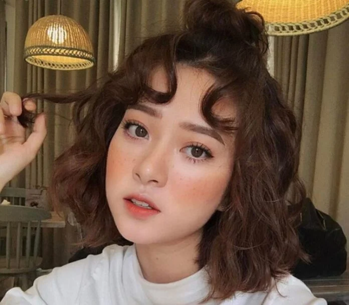 Mẫu tóc xoăn hippie ngắn búi nửa đầu trẻ trung