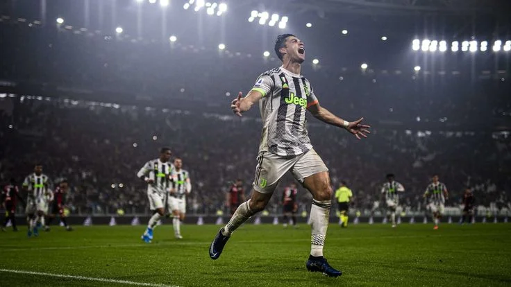 Hình nền Ronaldo thi đấu trên sân