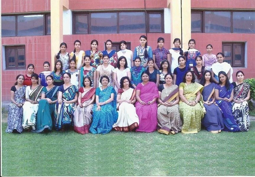 Nhóm nữ sinh mặc saree truyền thống, ảnh nền đẹp