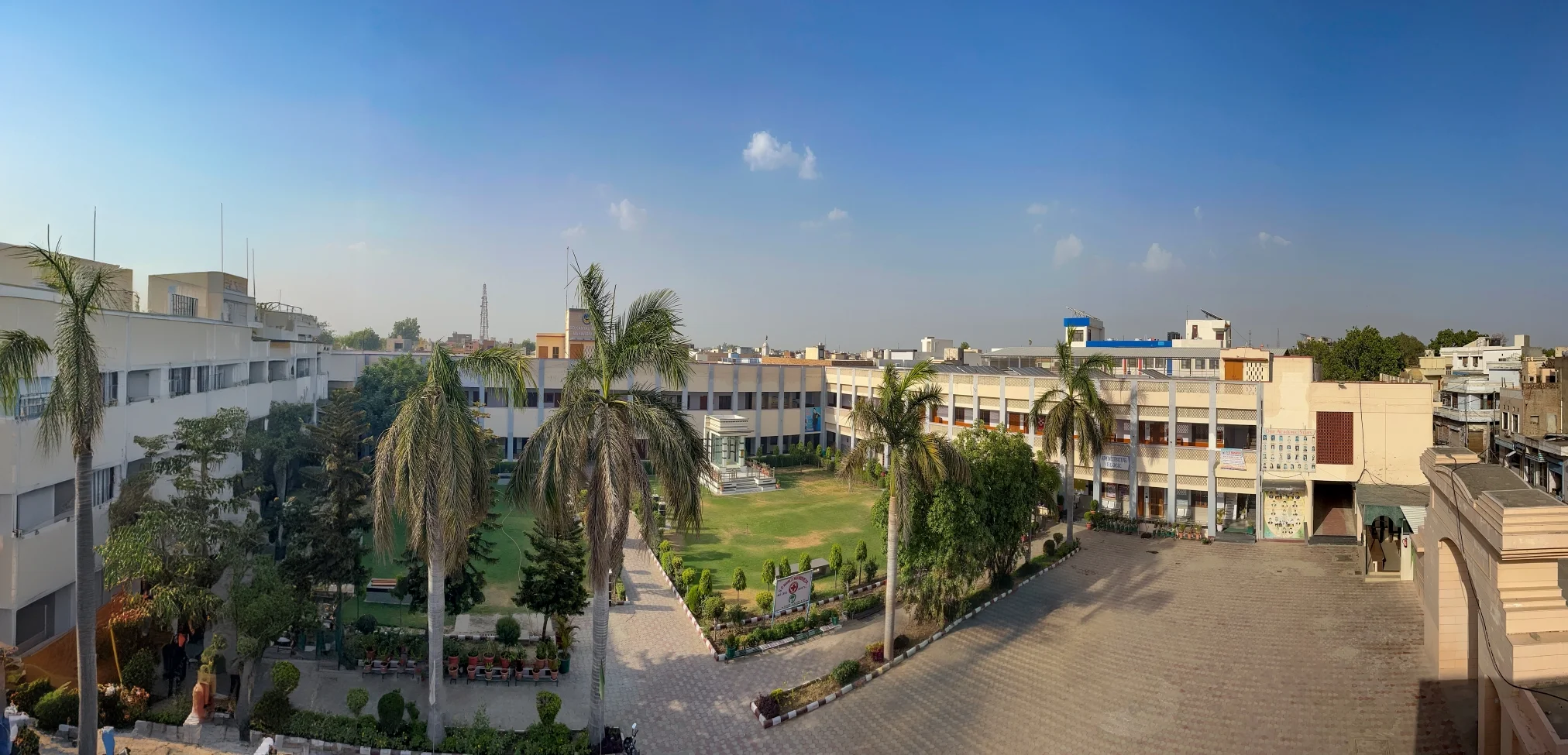Vũ trụ trường học rộng lớn với sân bay, ảnh nền đẹp