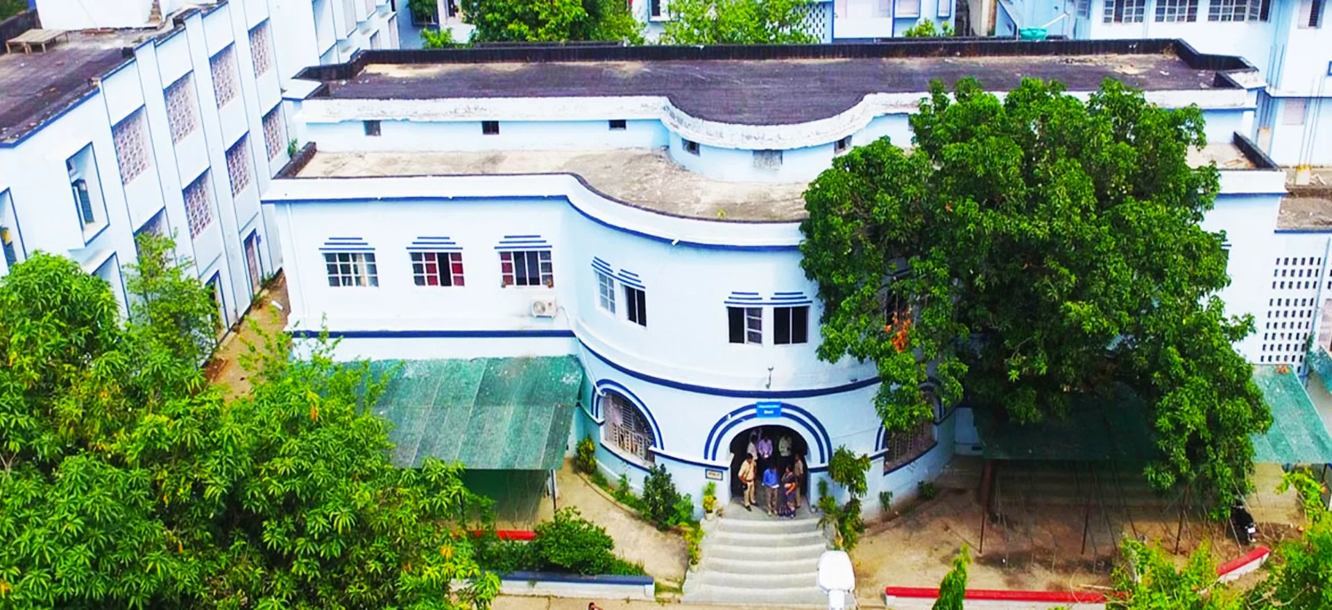 Ảnh nền đẹp người ngồi ngắm hồ núi lúc bình minh