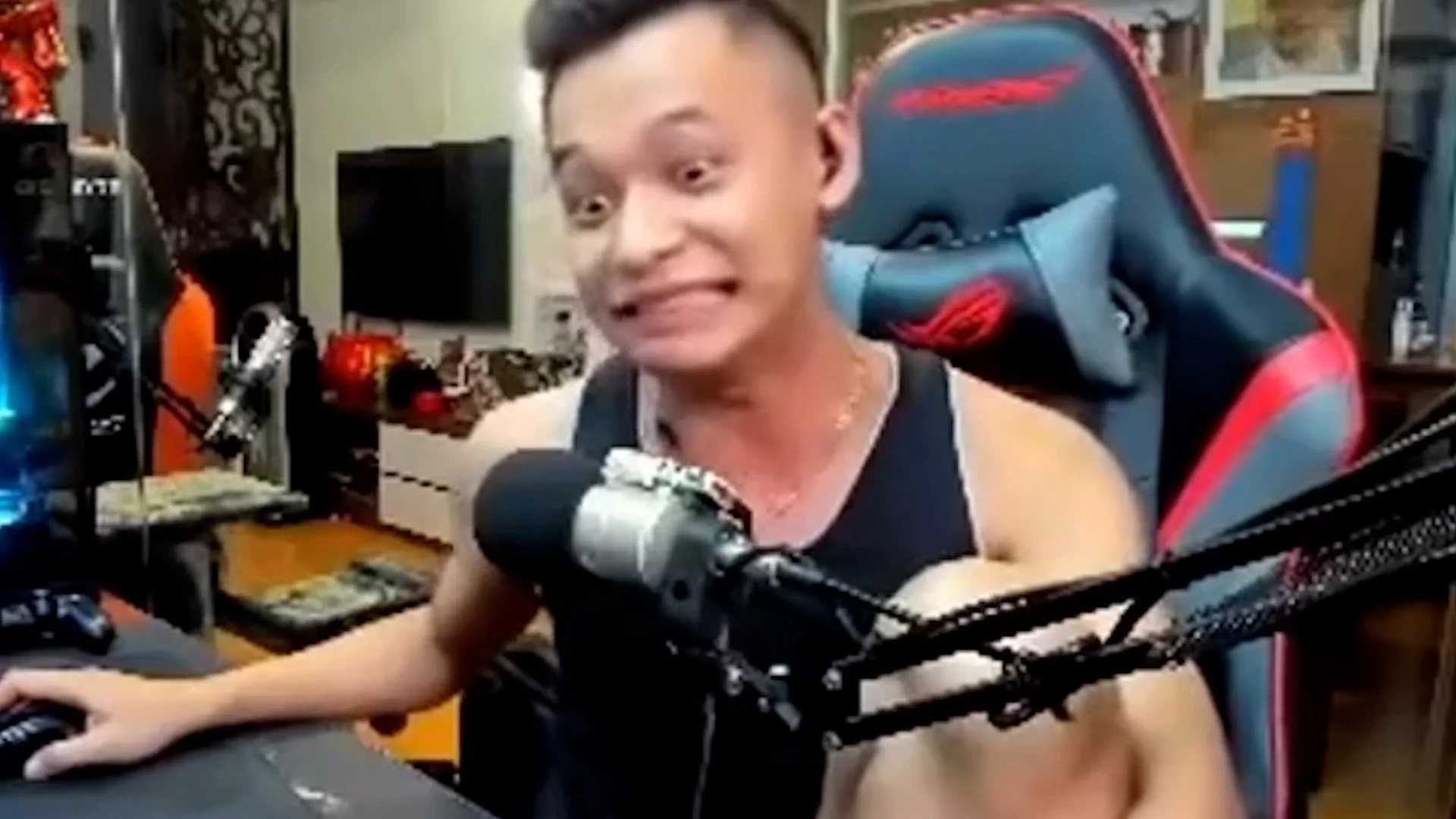 Độ Mixi biểu cảm hài hước khi đang livestream