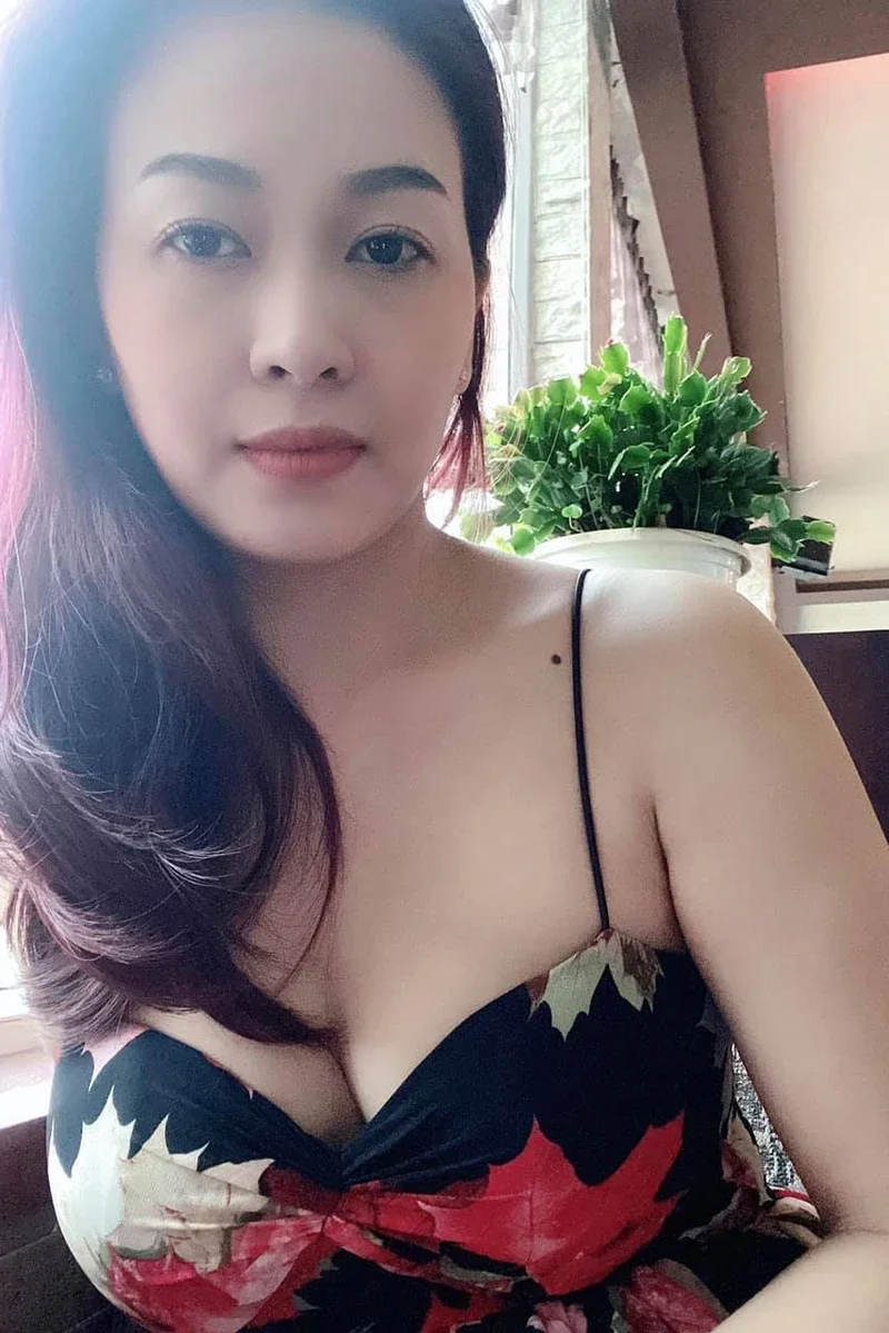 Hình máy bay bà già xinh đẹp đầy sức trẻ