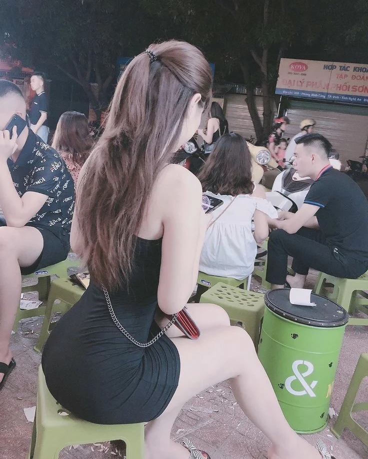 Hình 11 trong bộ gái xinh khoe mông