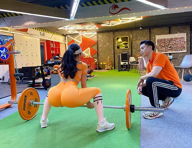 Mẫu gái xinh khoe mông thứ 7