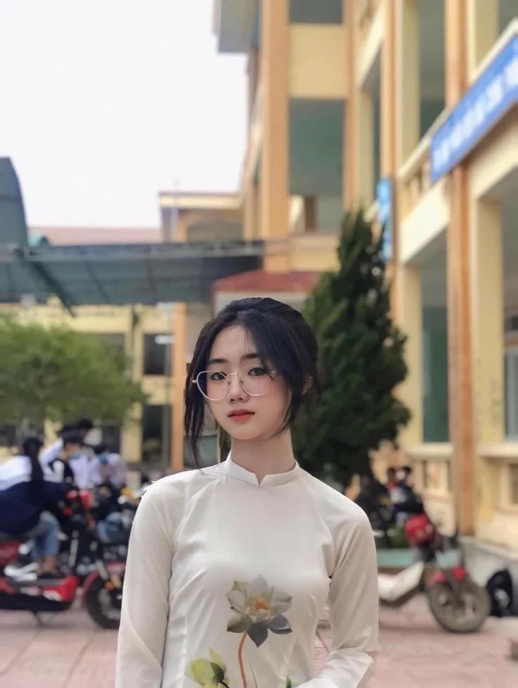 Nữ sinh viên đeo kính trong khuôn viên trường