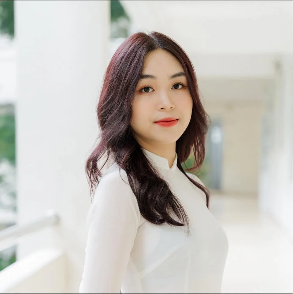 Nữ sinh viên duyên dáng trong tà áo dài