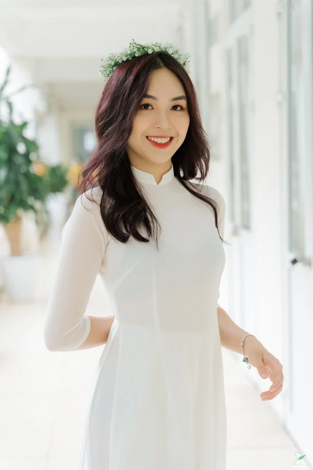 Nữ sinh viên mặc áo dài trắng thướt tha
