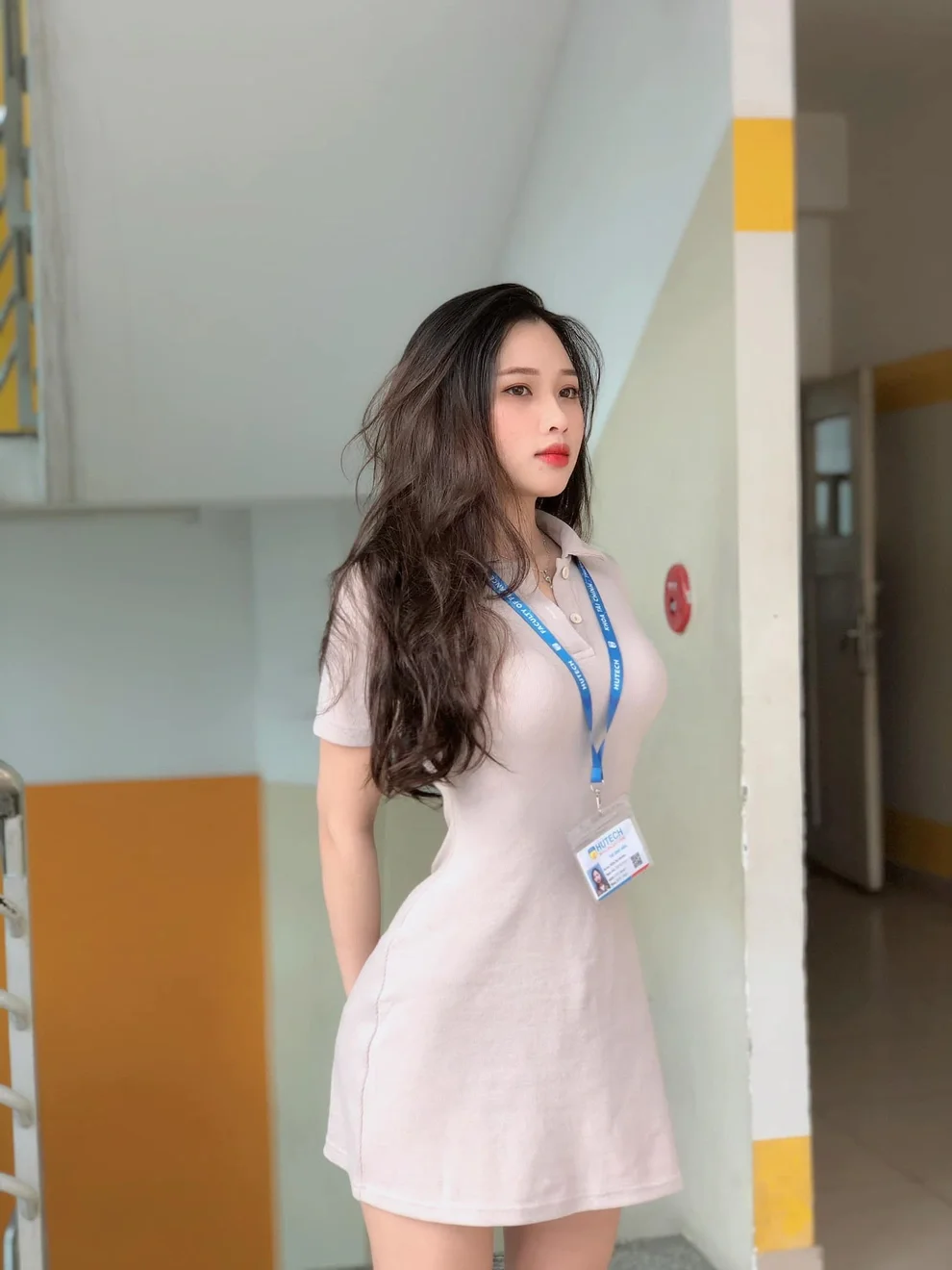 Gái sinh viên đeo thẻ sinh viên