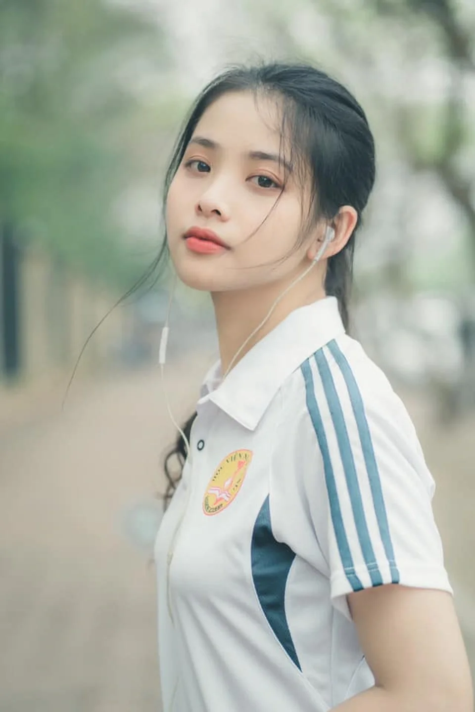 Hình ảnh gái sinh viên mặc áo đồng phục đeo tai nghe cực dễ thương và trong sáng