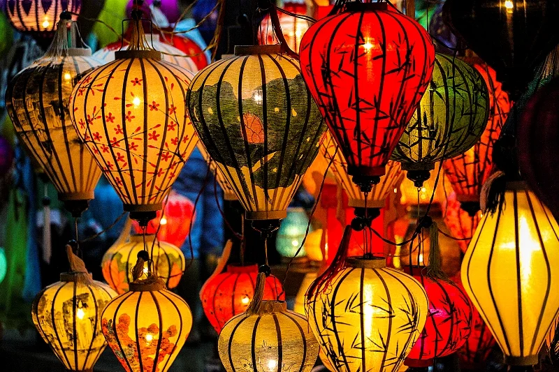 Đèn lồng nhiều màu sắc treo sát nhau trong không gian lễ hội