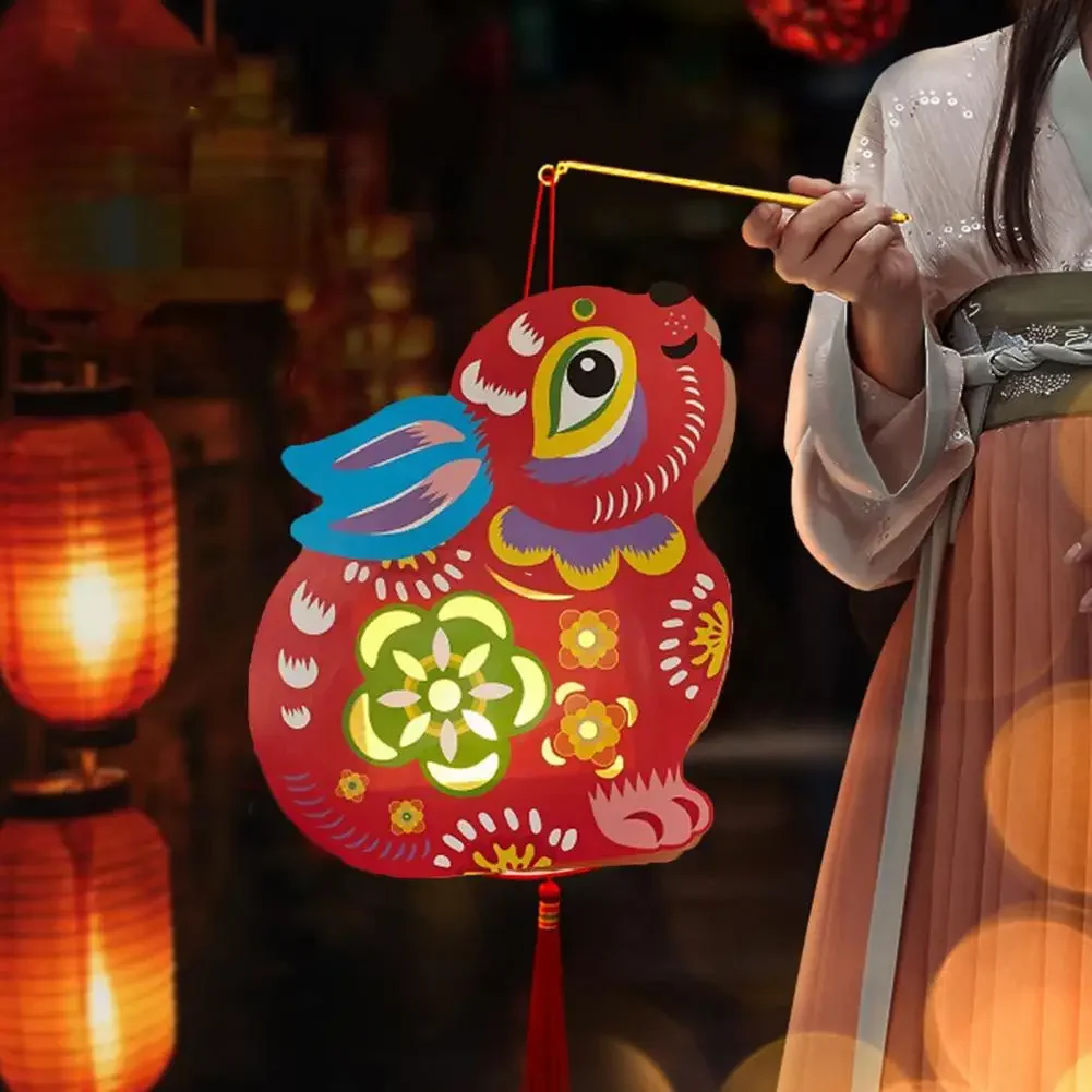 Người cầm lồng đèn hình thỏ nhiều màu sắc