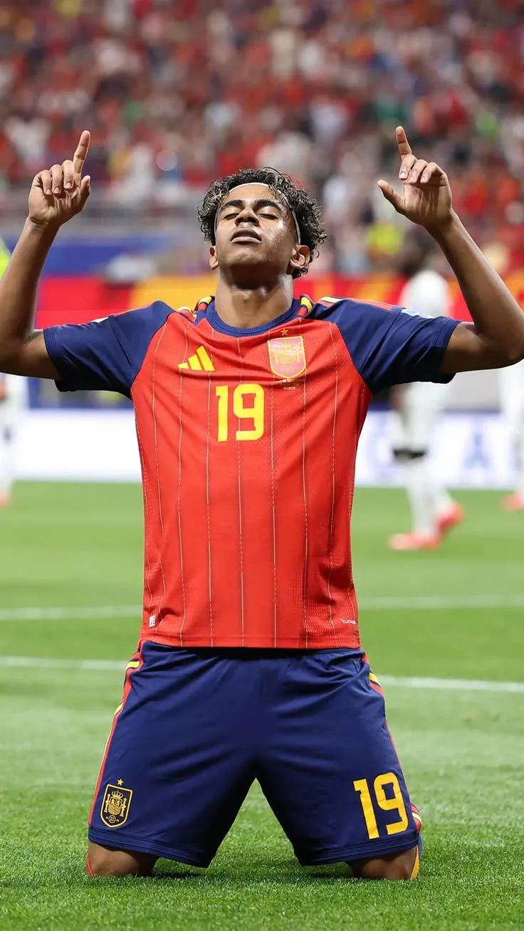 Lamine Yamal quỳ trên sân cỏ, giơ tay lên trời đầy thành kính. Một hình nền Lamine Yamal World Cup 2026 đáng suy ngẫm.