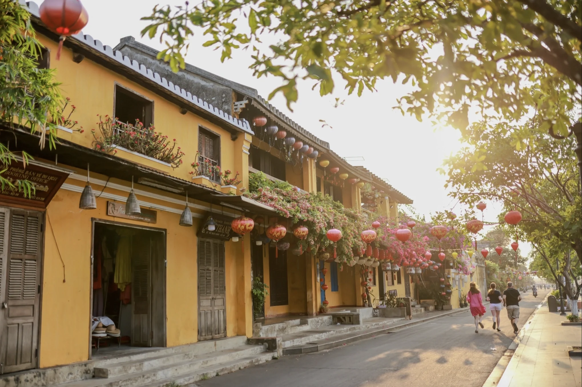 Con phố vàng cổ kính tại hình ảnh phố cổ Hội An lúc nắng sớm