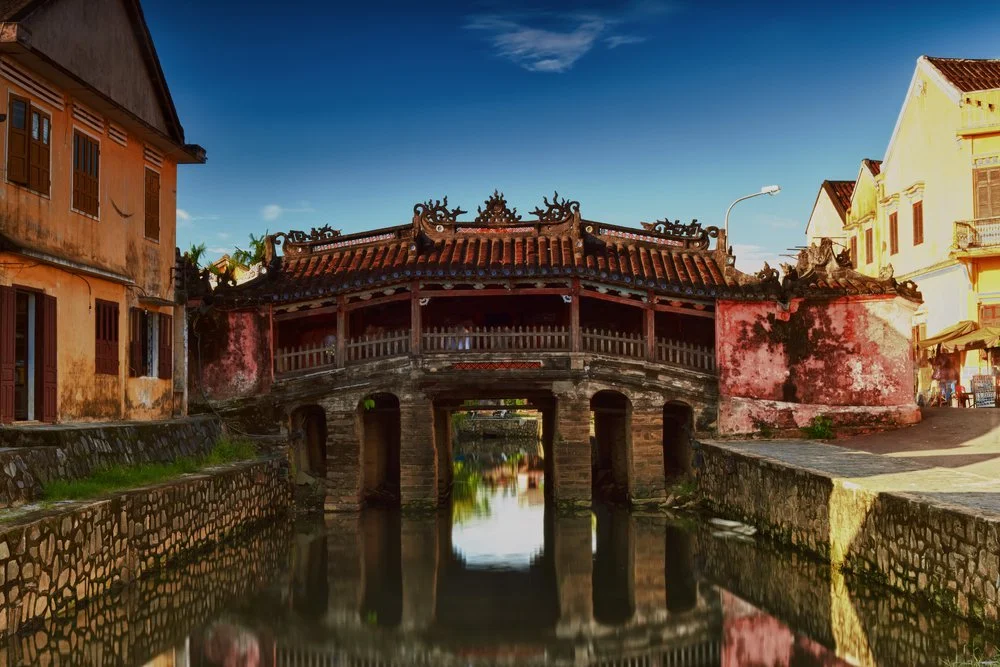 Chùa Cầu phố cổ Hội An lúc bình minh