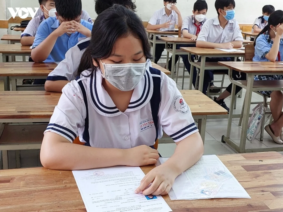 nu sinh cap 2 deo khau trang hoc bai