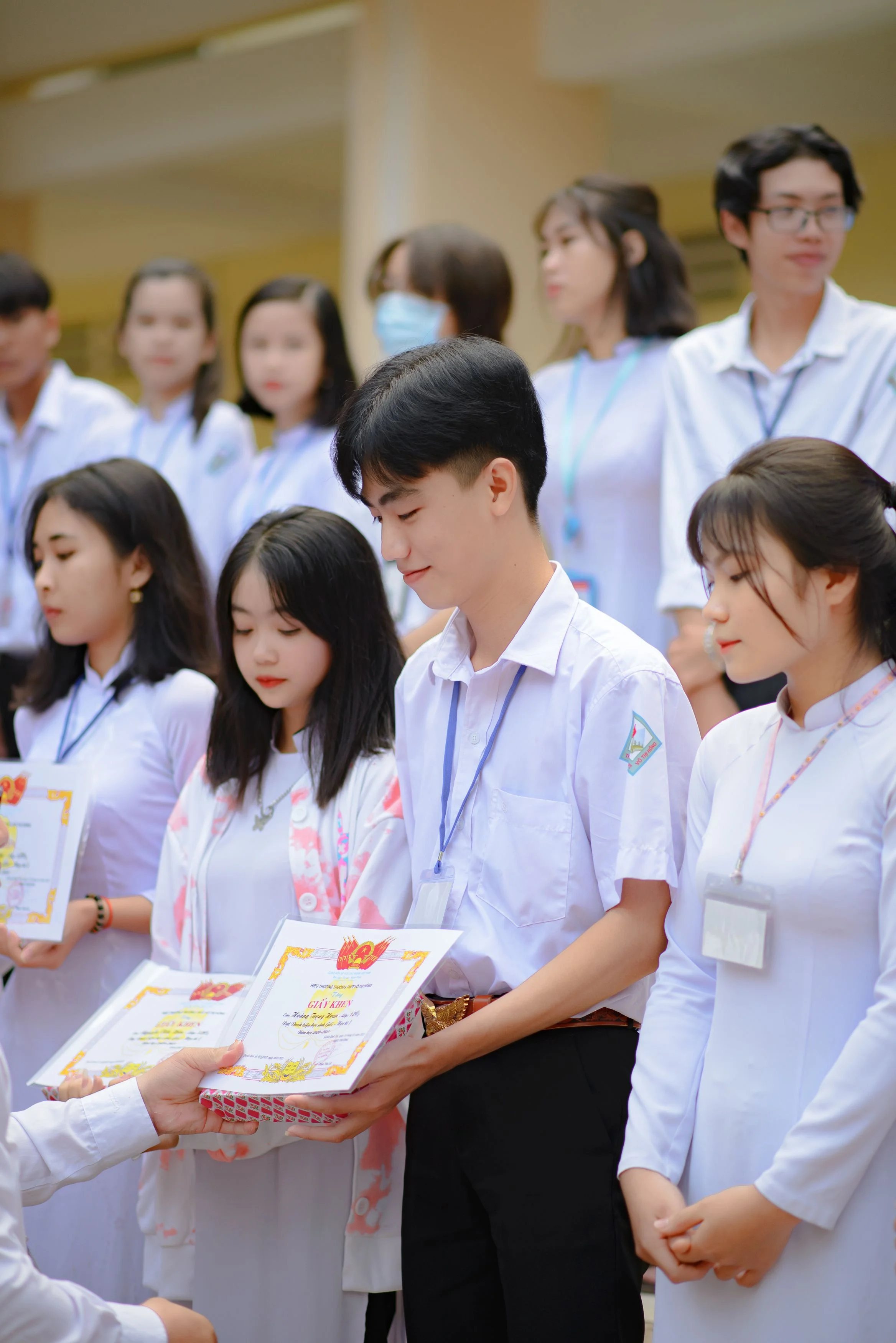 Học sinh cấp 2 nhận giấy khen trong buổi lễ tuyên dương tại trường