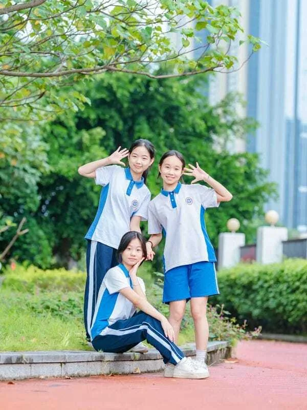 nhom hoc sinh cap 2 tao dang ngoai troi