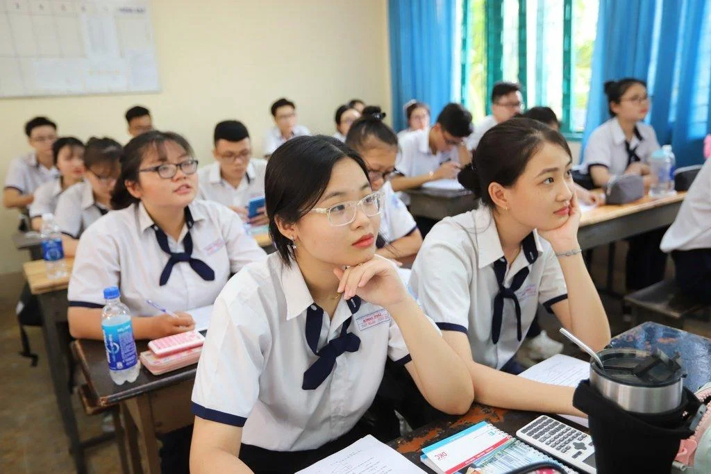 hoc sinh cap 2 cham chu nghe giang trong lop