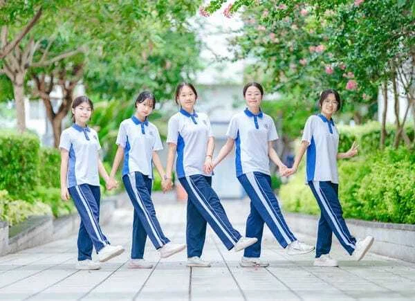 cac em hoc sinh cap 2 di dao san truong