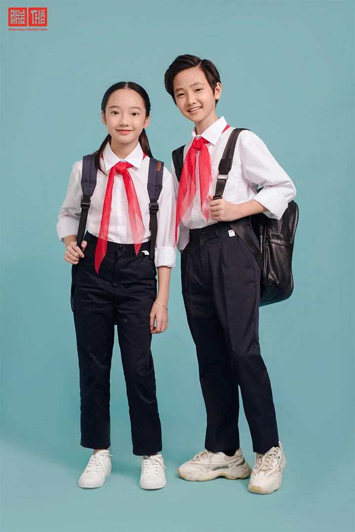 Hai học sinh cấp 2 đeo khăn quàng đỏ tạo dáng chụp ảnh studio