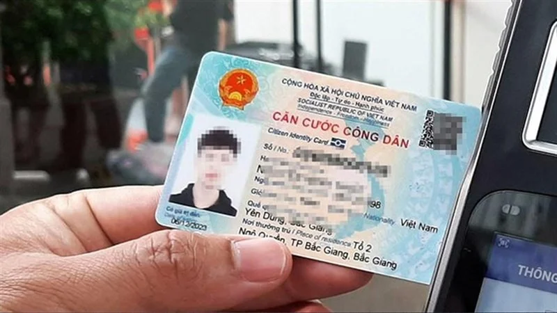 ảnh cccd 2 mặt rõ nét đang được quét thông tin bằng thiết bị chuyên dụng