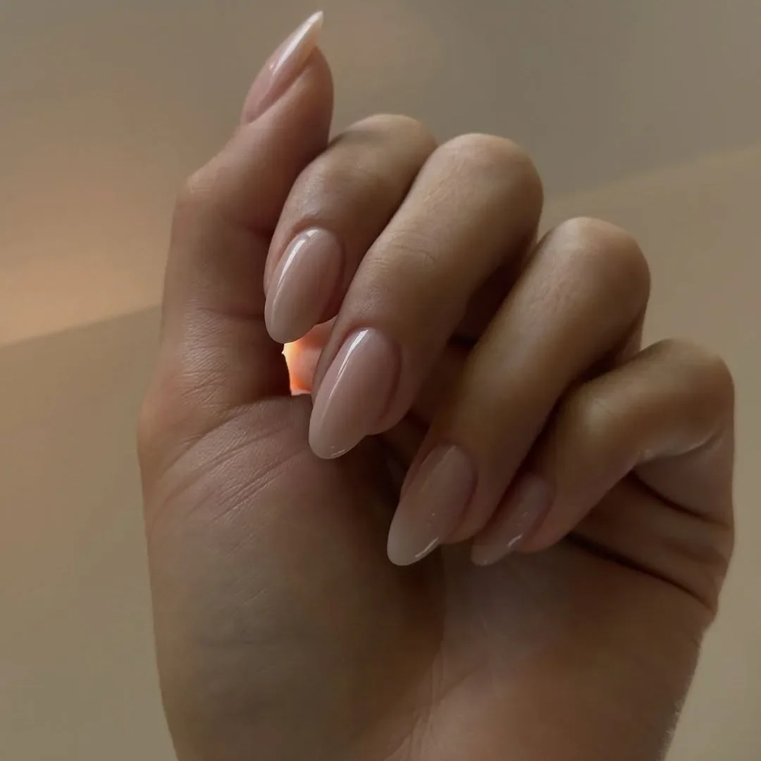 Mẫu móng tay đẹp 2026 dáng hạnh nhân dài màu nude bóng sang chảnh