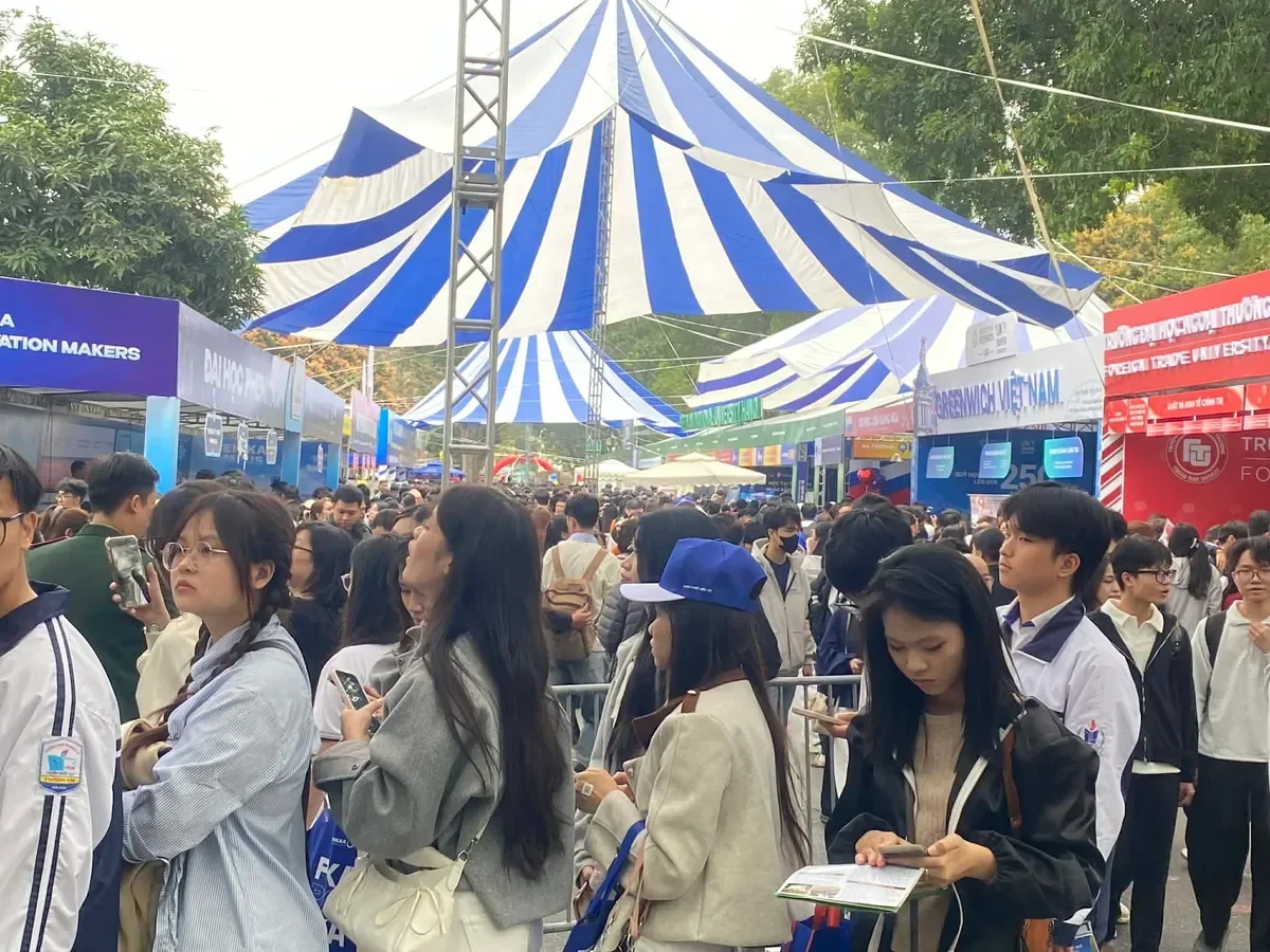 Các bạn học sinh 2k8 show hàng tại sự kiện tư vấn tuyển sinh đại học