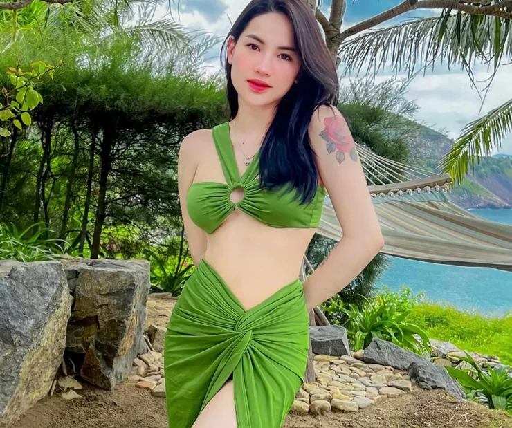 Nhan sắc thật của "chiến thần review" Hà Linh có gây bất ngờ bằng Lisa Việt Nam?