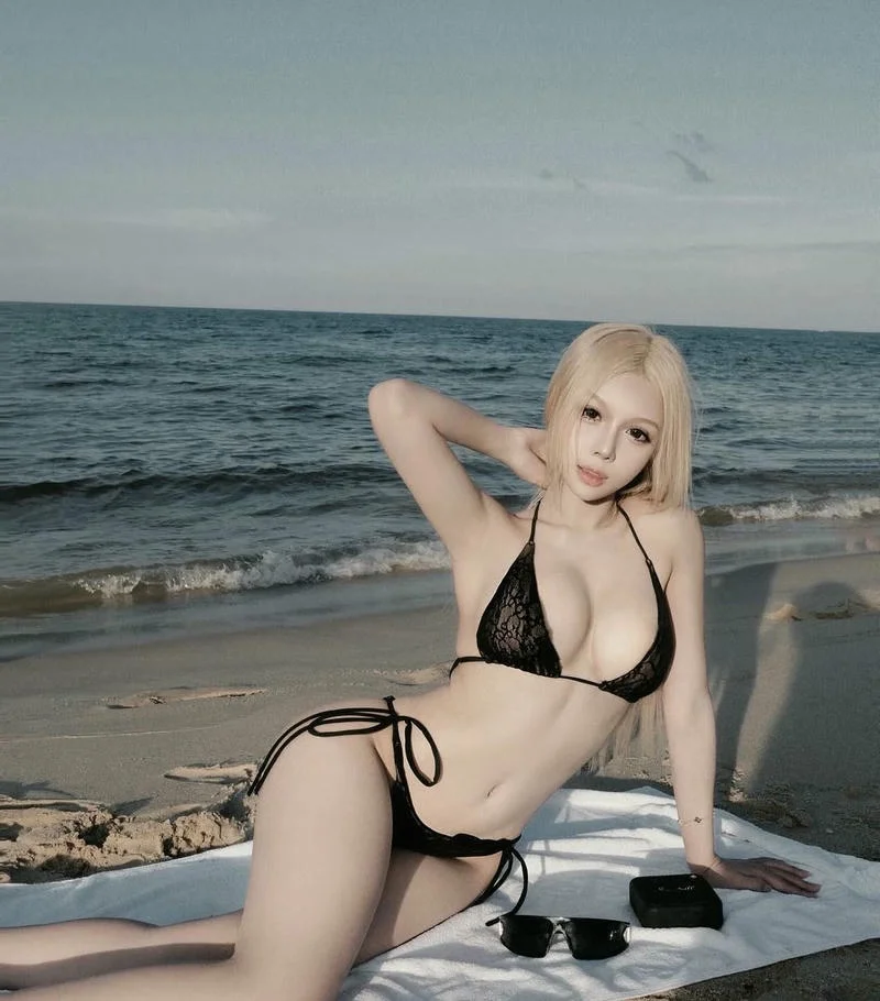 Gái xinh mặc bikini nhỏ vẻ đẹp bốc lửa