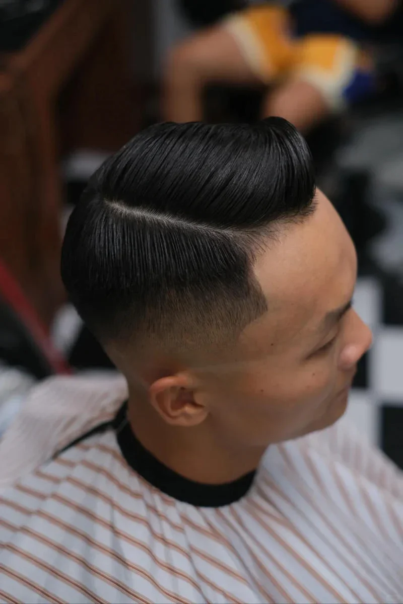 Kiểu tóc nam fade đường ngôi lệch sắc nét 2025