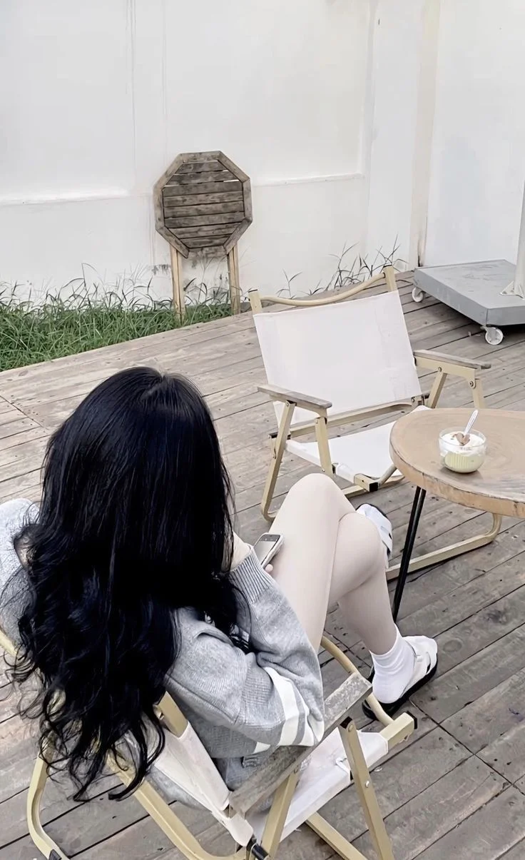 Ảnh pin nữ ngồi thư giãn tại quán cà phê ngoài trời