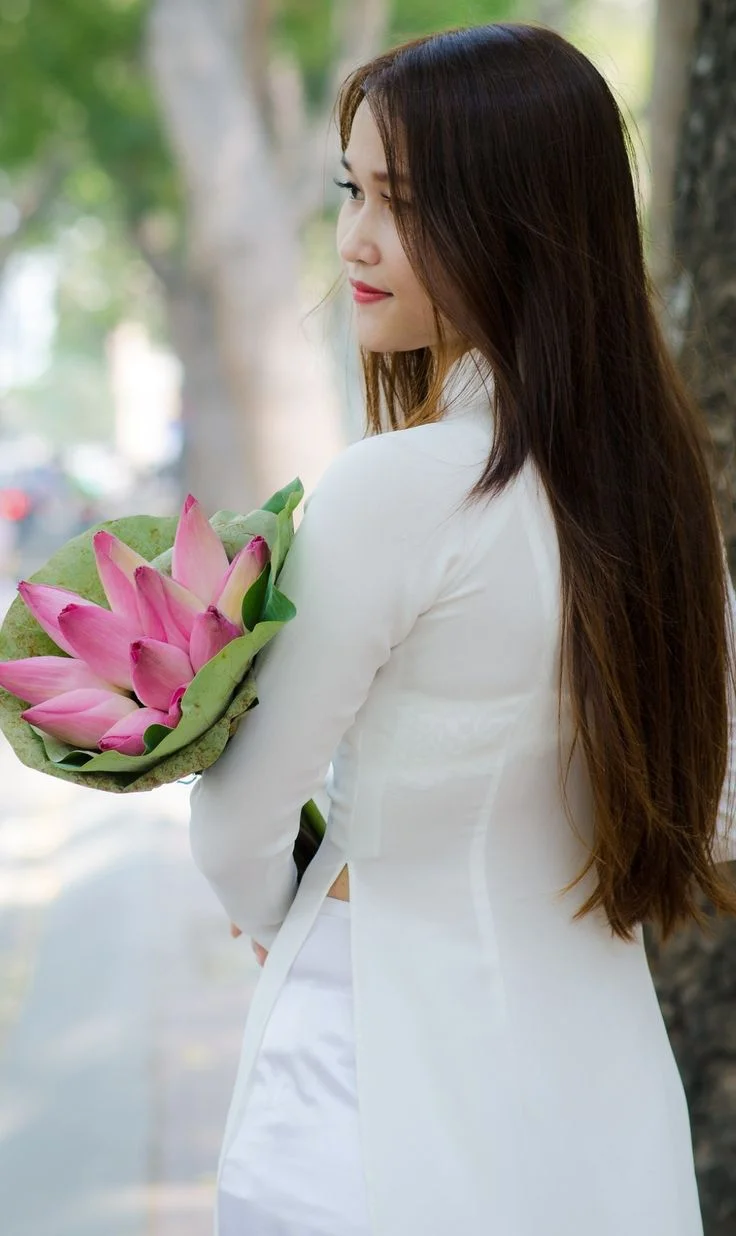 Ảnh pin nữ mặc áo dài truyền thống cầm hoa sen