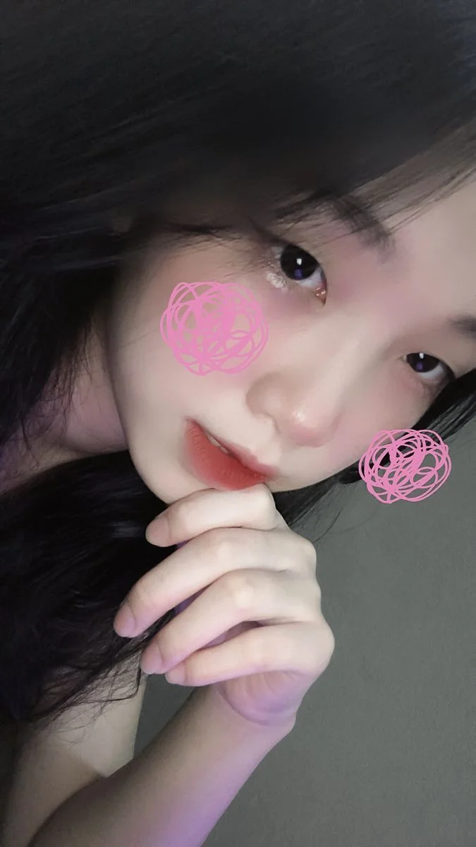 Ảnh pin nữ chụp selfie cận cảnh