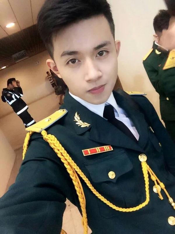 Dân mạng săn lùng anh chàng đẹp trai mặc quân phục diễu binh