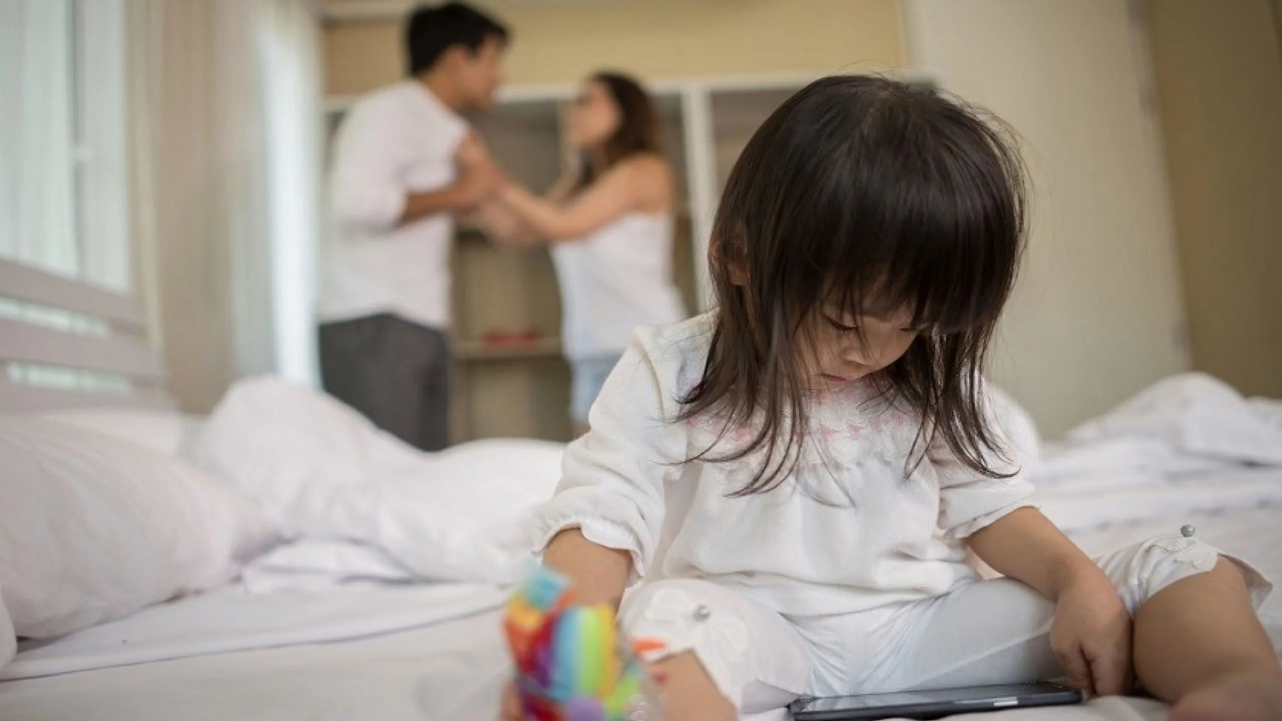 Hình ảnh ly hôn buồn phản chiếu sự đổ vỡ gia đình